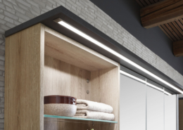 Bild: Close-Up Spielgelschrank mit indirektem Licht im Badezimmer