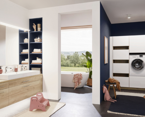 Bad: Bild zeigt Badezimmer mit integrierter Hauswirtschaftsecke