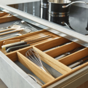Küchenauswahl: Bild von einem elegenten Schubladeneinsatz