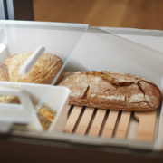 Bild eines modernen Auszugs zur Lagerung von Brot