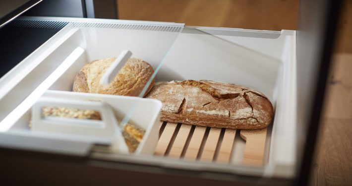 Bild eines modernen Auszugs zur Lagerung von Brot