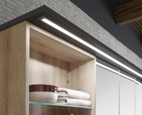 Licht: Bild zeigt eine Profileinbauleuchte im Badezimmer